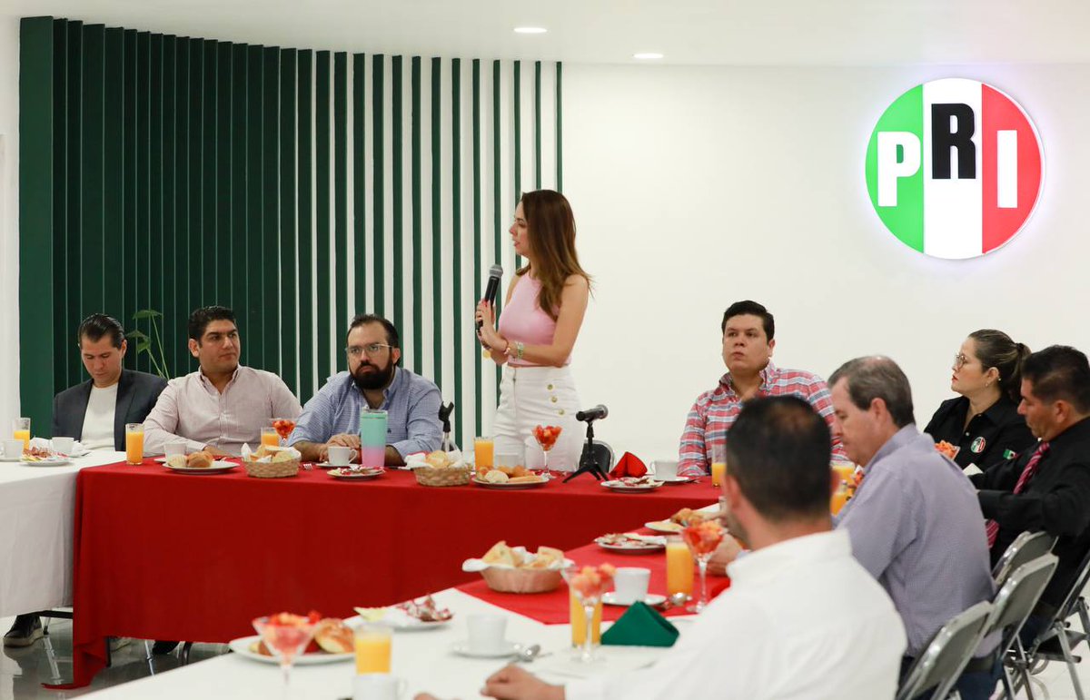 LauHaro's tweet photo. Contenta de recibir a los amigos medios de comunicación en nuestro Comité Directivo Estatal, para platicarles cómo vamos en el @PRIJALOFICIAL con proyectos como #PRIKIDS, nuestra renovación y el camino rumbo a 2024.
Gracias a todas y todos por acompañarnos, aquí tienen su casa. https://t.co/WjRs7POd8e