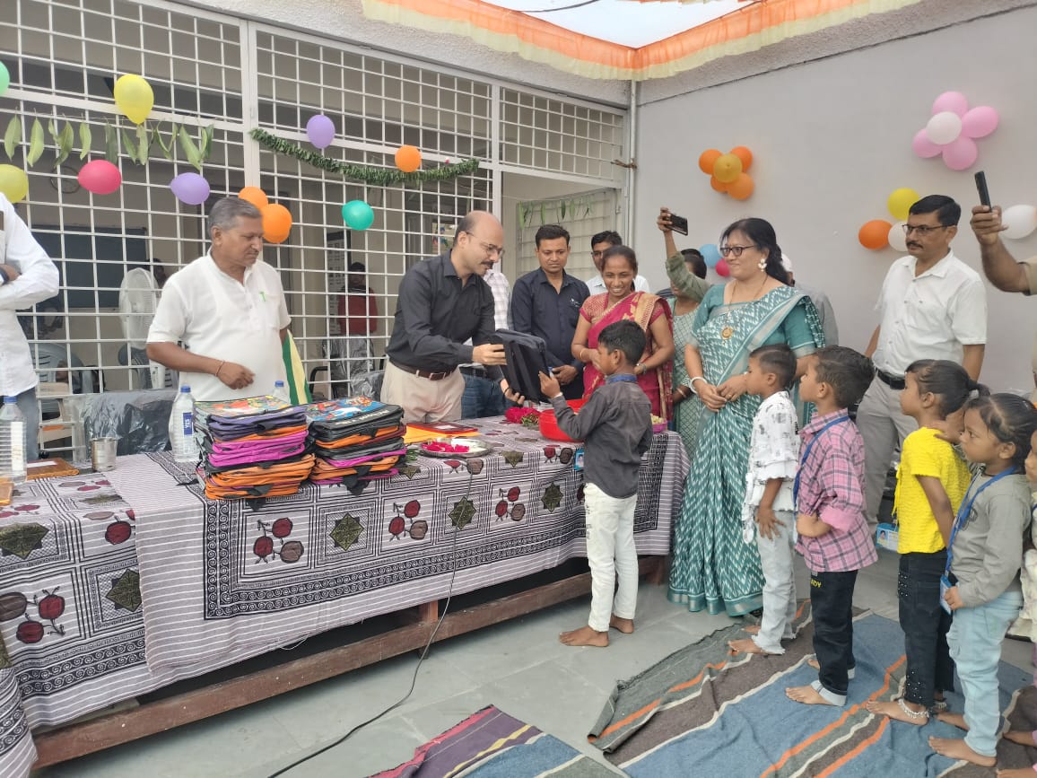 CollectorGodhra's tweet photo. ઉજવણી ઉજ્જવળ ભવિષ્યની હેઠળ
કન્યા કેળવણી અને શાળા પ્રવેશોત્સવ  કાર્યક્રમમાં સાલિયા પ્રા.શાળા,તા.મોરવા(હ) ખાતે પ્રવેશ લઈ રહેલા બાળકોને ધો.૧ માં પ્રવેશ કરાવવામાં આવ્યો અને બાળકોને શૈક્ષણિક કીટ આપી પ્રોત્સાહન પૂરું પાડવામાં આવ્યું.@CMOGuj @kuberdindor @rmanjhu @EduMinOfGujarat https://t.co/hPMhtZiyfx
