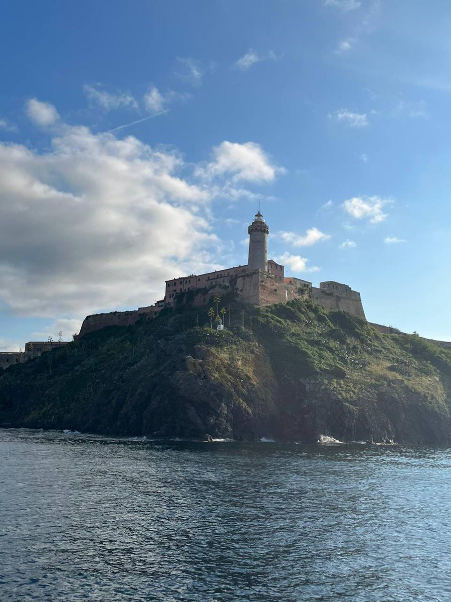 Il team di #lifeamarnatura2000 continua la navigazione per la #campagnavelica2023 e in questi giorni ha toccato le coste di Portoferraio, Isola d’Elba e Isola del Giglio. Delle splendide isole ricche di #sitimarini #natura2000 e con numerose specie protette.