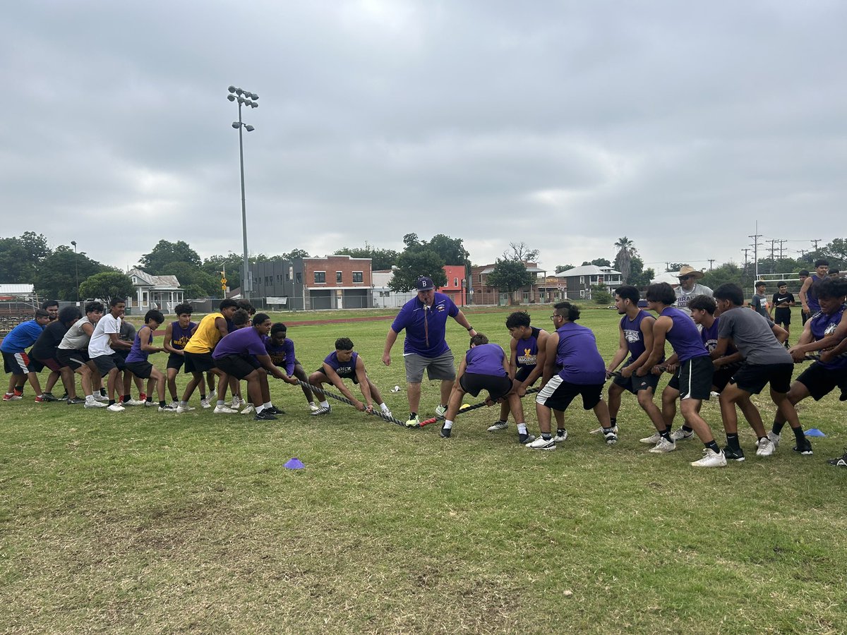 LillyCalawayMEd's tweet image. @BrackFBall working together…building #brotherhood, showing #HustleNHeart in preparation for the  fall season!  #BrackFamilia @CoachManningBHS