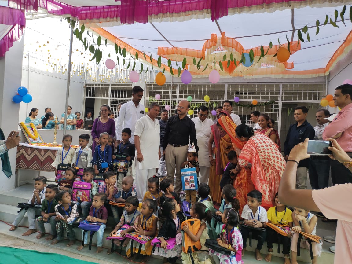 CollectorGodhra's tweet photo. ઉજવણી ઉજ્જવળ ભવિષ્યની હેઠળ
કન્યા કેળવણી અને શાળા પ્રવેશોત્સવ  કાર્યક્રમમાં સાલિયા પ્રા.શાળા,તા.મોરવા(હ) ખાતે પ્રવેશ લઈ રહેલા બાળકોને ધો.૧ માં પ્રવેશ કરાવવામાં આવ્યો અને બાળકોને શૈક્ષણિક કીટ આપી પ્રોત્સાહન પૂરું પાડવામાં આવ્યું.@CMOGuj @kuberdindor @rmanjhu @EduMinOfGujarat https://t.co/hPMhtZiyfx
