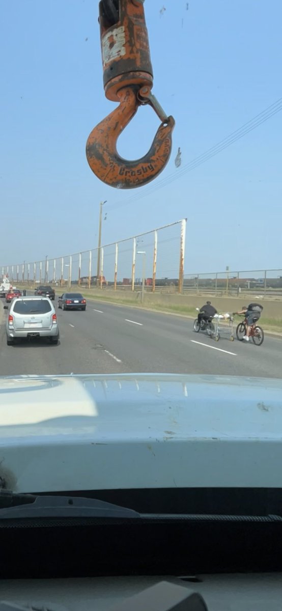 therealzlubbs's tweet photo. These gas powered bike trains are getting out of hand #yegtraffic #yellowhead #yeg #dashcam https://t.co/35cJShGmmo