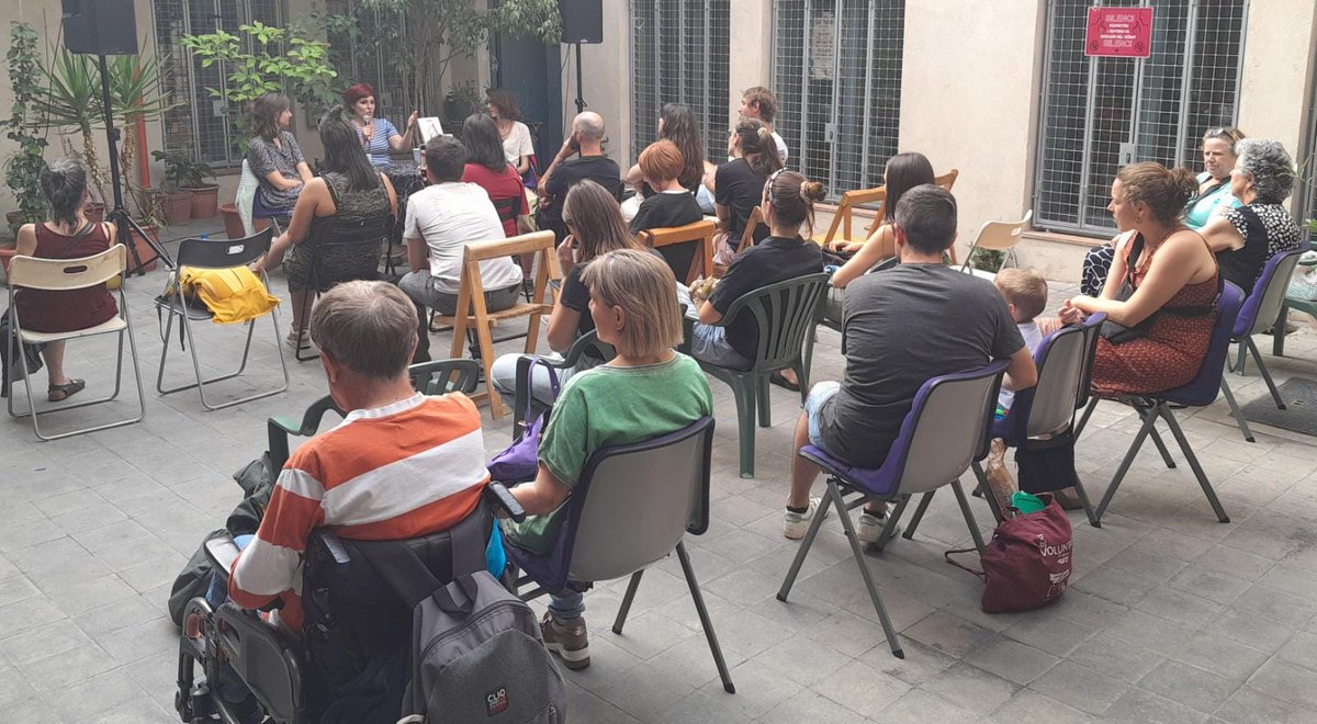 Marta_Abella's tweet photo. "És una reivindicació de totes les formes de lactàncies (...) Un llibre que m'hagués agradat llegir durant els meus postparts. Vaig rebre molta informació sobre el part i cap sobre la lactància", diu @larabonilla  de #TotesLesLactànciesMolen de la @saioabaleztena i la @Muxineta https://t.co/vifDn47aHk