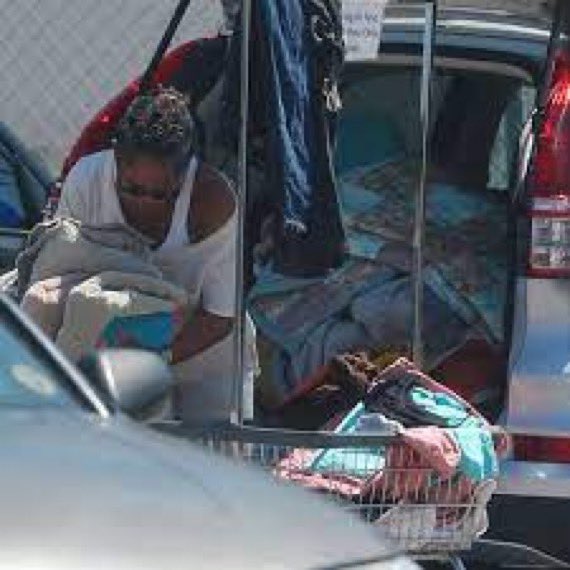 @Georgia69923731 @Mystifeye @mrspig59 Doria had fallen on tough times before 2017.   Rumors are that she was homeless and desperately needing help at that time when no one stepped to help her.

Here she is washing her and homeless people's blankets (you can see how tattered and abysmal they look), innit?