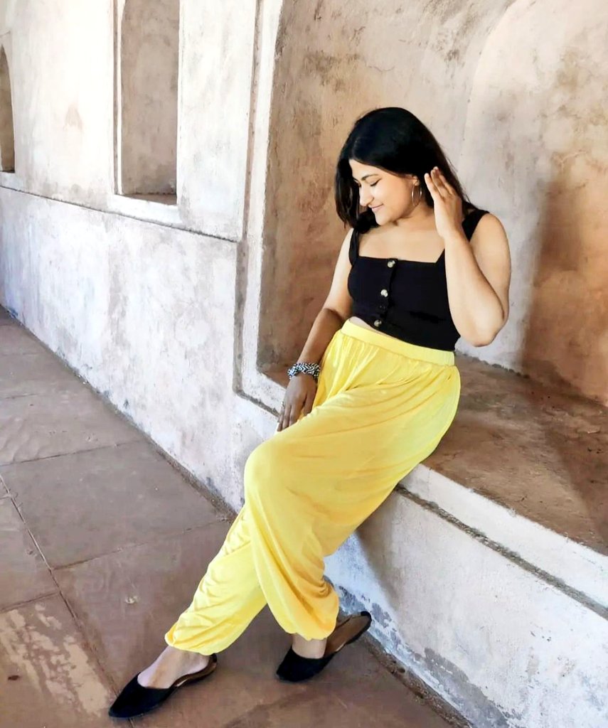 Happy in my own world....💚❤️
#yellow #outfits #happyme #goodday #GoodVibesOnly #black #love #MondayMood #likes #LikeForLikes