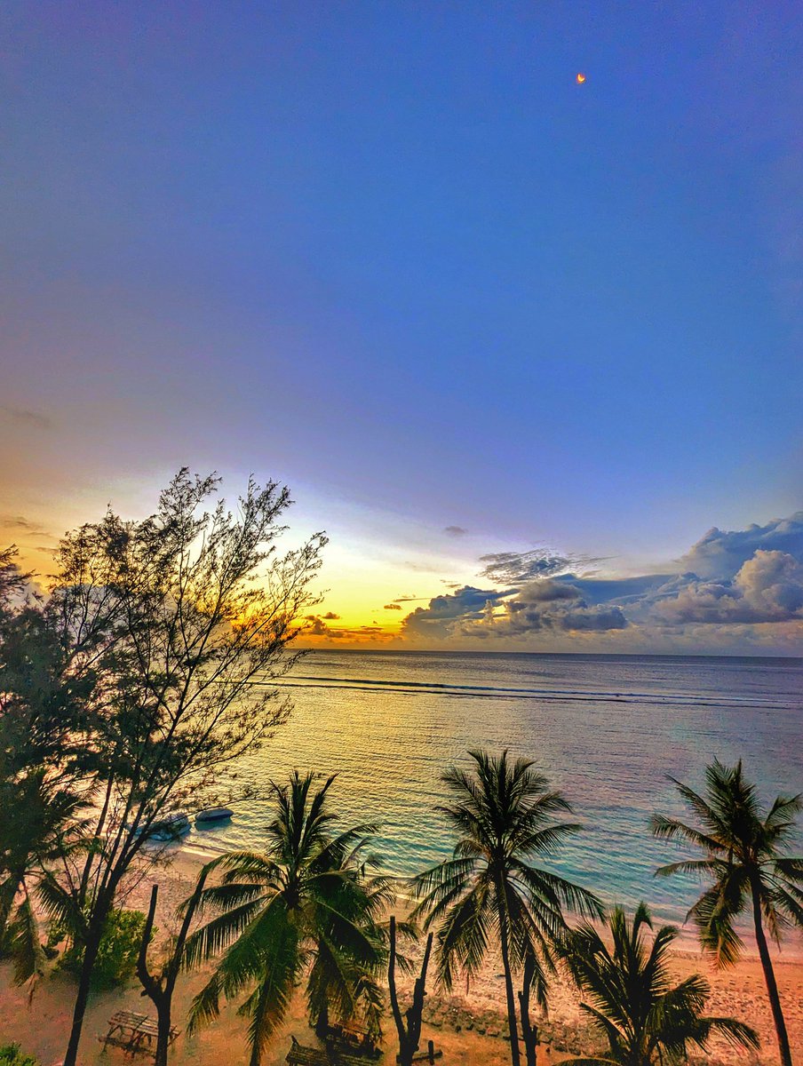 The Moon & The Sunrise 

Indian Ocean, Maldives

#TeamPixel #SeenOnPixel #yourshotphotographer