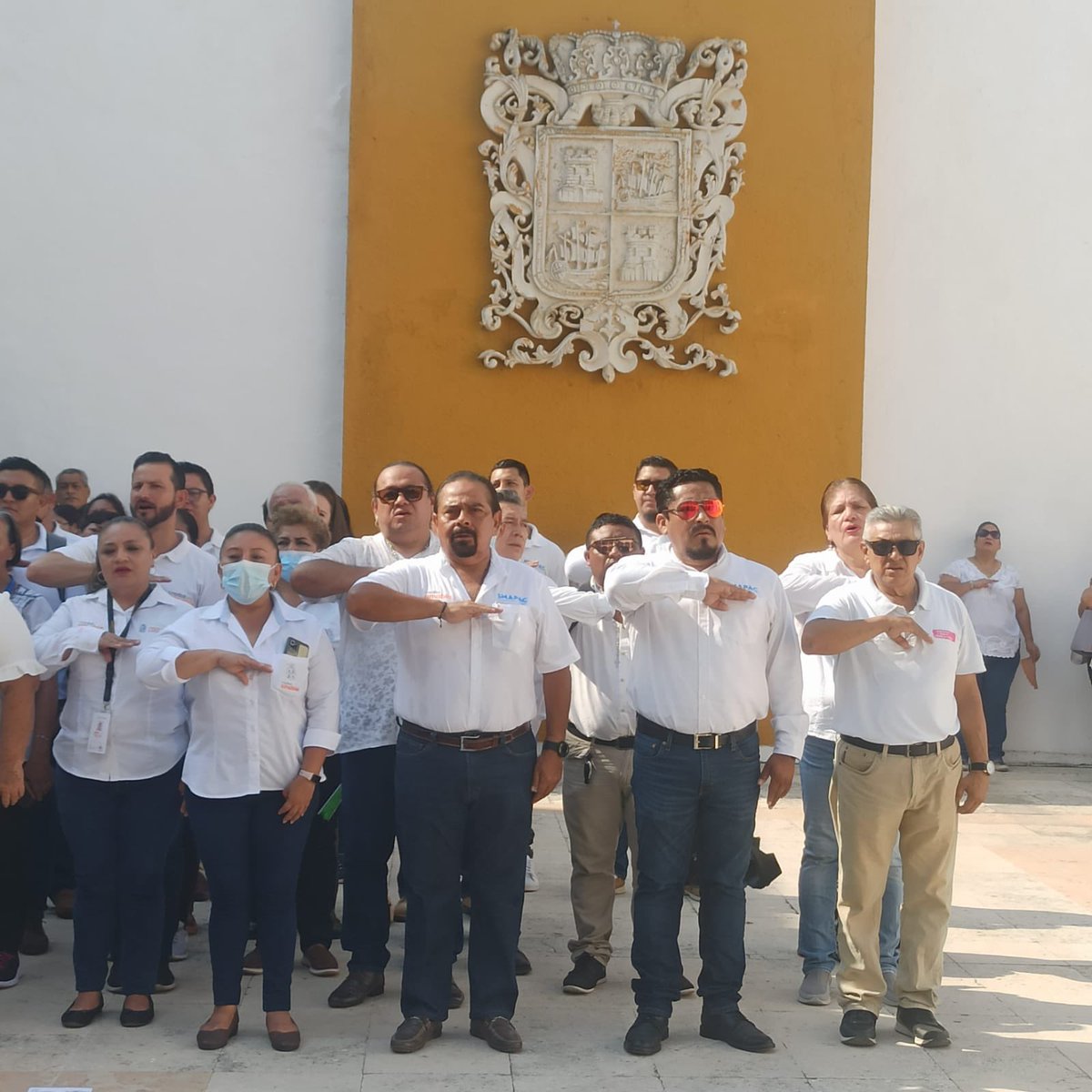 smapacampeche's tweet photo. La dirección del #SMAPAC, asistió al Homenaje Cívico, correspondiente al mes de Junio para rendir honores a la bandera🇲🇽. 
Así mismo, se reconoció al C. Julio Cesar Duran Vázquez, de la coordinación de #LERMA, como empleado distinguido del mes. 

#CapitalAmable🧡
#SmapaCampeche https://t.co/Jqt7LfooPc