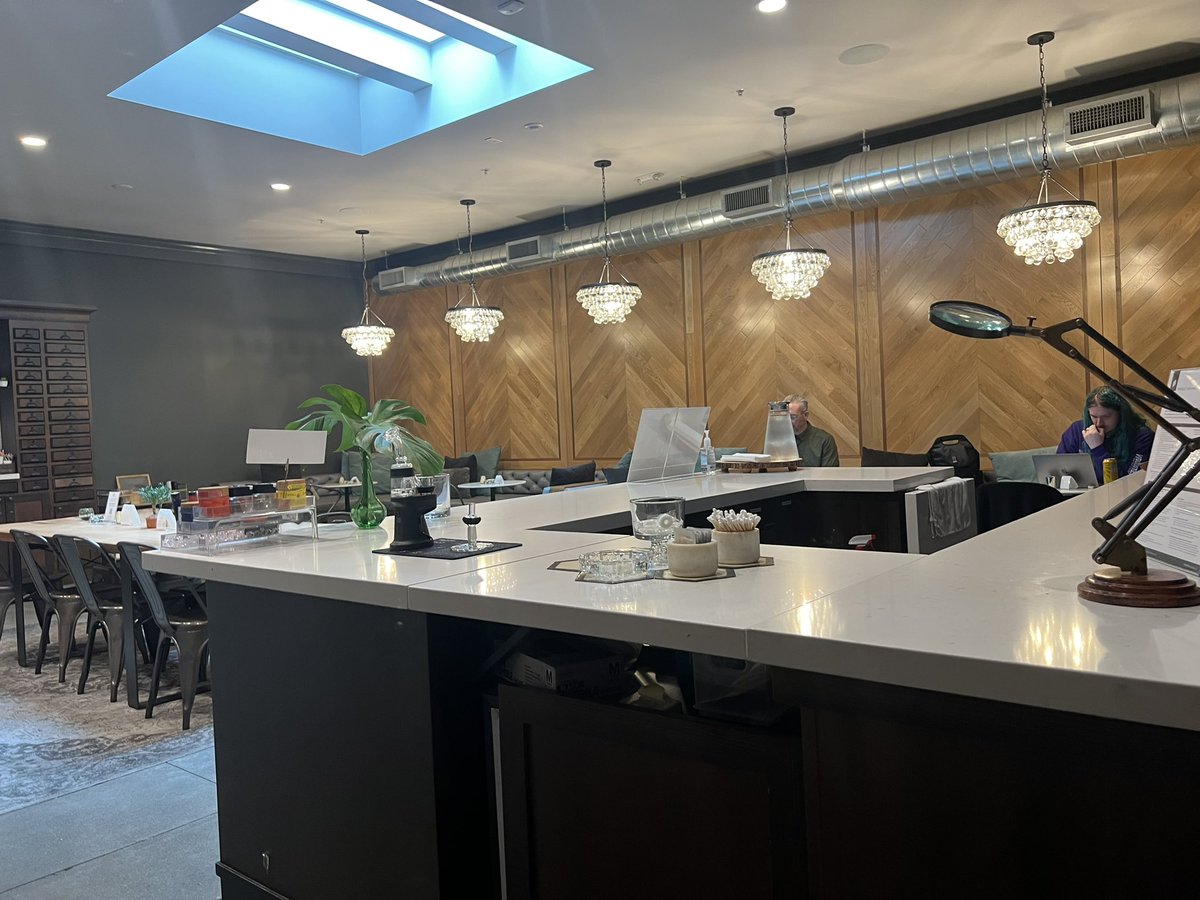 LobsterKent's tweet photo. Ok this is a dope dispensary. Little lounge in the back with dab rigs. 🤌 https://t.co/etEYkicwJX