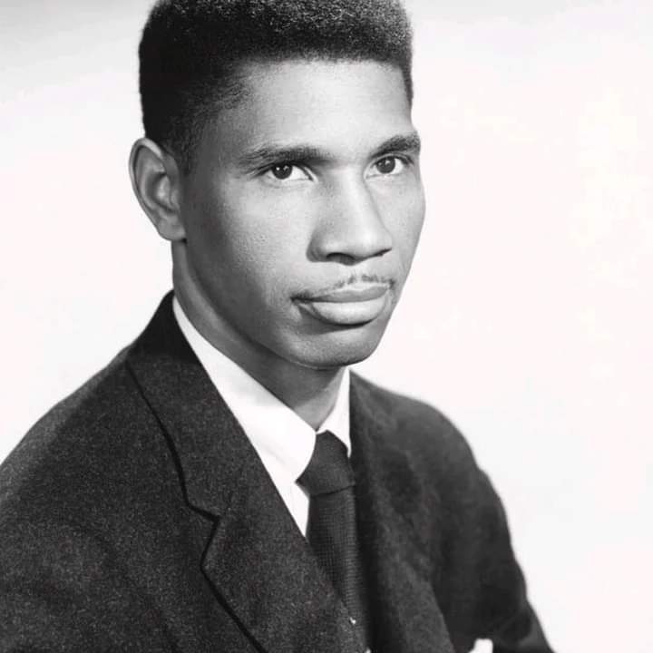 60 years ago tonight, on #June12th 1963, while #JFK was delivering his speech to the nation in favor of the #CivilRights movement, #CivilRights leader #MedgarEvers was gunned down by a klansman while arriving home in #Mississippi Six months later #JFK was also gunned down 😰💔