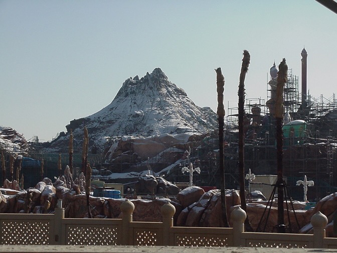 When it snows at Tokyo Disney Sea it covers the volcano in a white blanket.  One of the virtues and reasons to build where there are four seasons.  #TokyoDisneySea