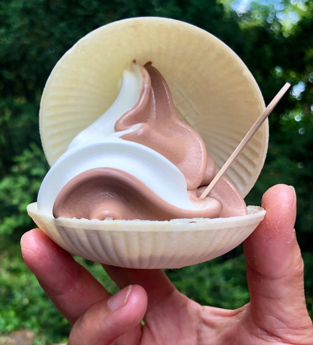 Skulle59's tweet photo. Schmeckt wie einst in der Kindheit … #Softeis auf dem Kunstmarkt am Pankower Schloss - und das in einer Waffel, von der man nicht genau weiß, ob es nicht doch die Pappe ist, in der heutzutage Amazon seine Pakete verschickt, köstlich östlich, wie vor 50 Jahren … https://t.co/9WPVOJAGON