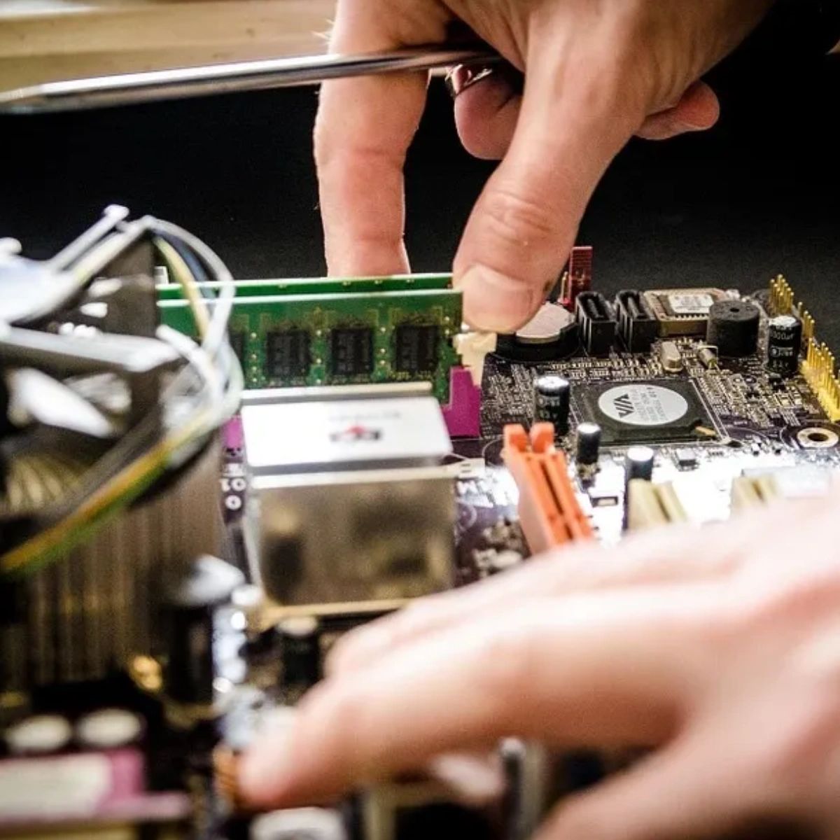 Geeks2U_US's tweet image. As tech experts, we know our way around circuits and CPUs. We even use our expertise to build custom computers! If you&apos;re a gamer, video editor, or just someone who wants a faster machine, call us today at (507) 345-4335. #CustomComputers