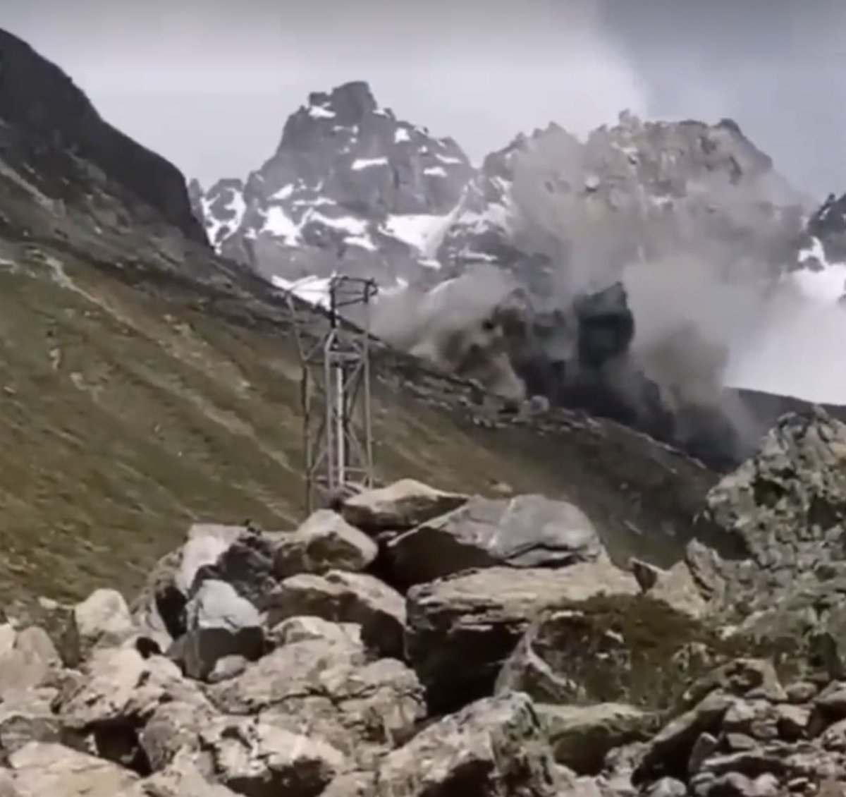 [VIDEO] Austrian Peak Fluchthorn Collapses in Massive Rock Slide

snowbrains.com/video-austrian…