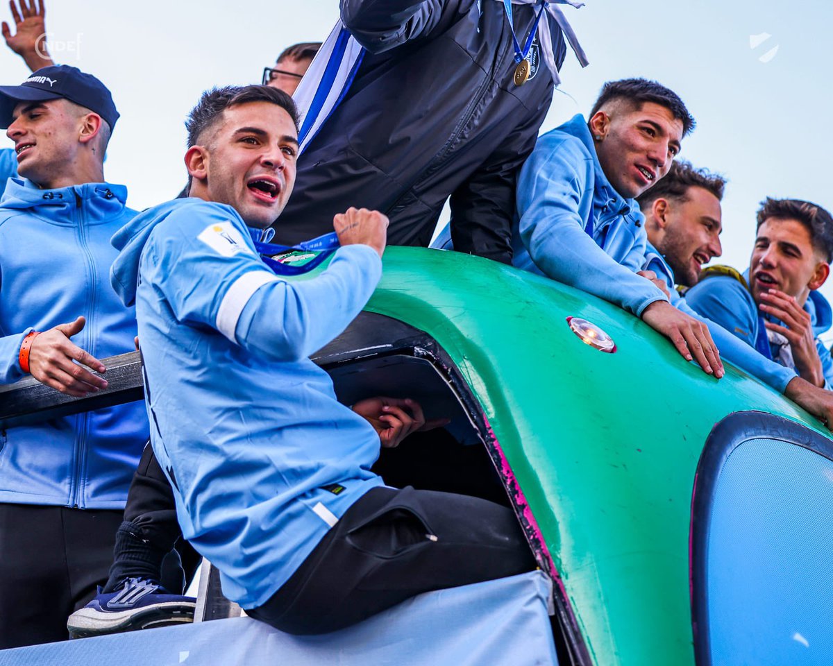 Nacional's tweet image. 𝐁𝐢𝐞𝐧𝐯𝐞𝐧𝐢𝐝𝐨𝐬 𝐂𝐚𝐦𝐩𝐞𝐨𝐧𝐞𝐬 🇺🇾🏆

👋🏼 Hola 𝐑𝐨𝐝𝐫𝐢, 𝐌𝐚𝐭𝐞𝐨 𝐲 𝐅𝐚𝐜𝐮 🤩🥇

#NacionalEsUruguay 
#CanteraInagotable
#ElClubGigante 🔵⚪️🔴