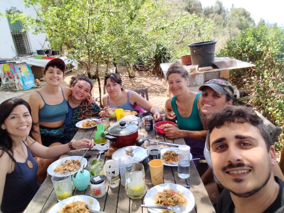 Espailatregua's tweet photo. Les #cures seran col·lectives i creatives o no seran. Ens hem mimat i projectat, organitzat i estimulat. Som #comunitat i ans hem enfortim juntes✊🏾🔥
#ESSmigrant #Tancament #ESSpopular #artpolític #reflexions https://t.co/q64AqK3NeE
