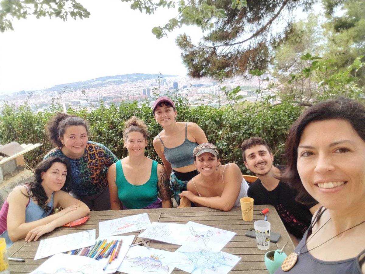 Espailatregua's tweet photo. Les #cures seran col·lectives i creatives o no seran. Ens hem mimat i projectat, organitzat i estimulat. Som #comunitat i ans hem enfortim juntes✊🏾🔥
#ESSmigrant #Tancament #ESSpopular #artpolític #reflexions https://t.co/q64AqK3NeE