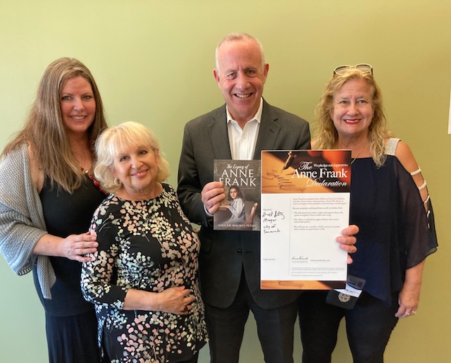 On this day marking the 94th anniversary of birth of #AnneFrank thank you <a href="/Mayor_Steinberg/">@Darrell_Steinberg</a> <a href="/TheCityofSac/">City of Sacramento</a> for signing #AnneFrankDeclaration for young people. @AnneFrankCenter is hoping to bring lots of wonderful #AnneFrank education programs to Sac schools soon.  
<a href="/chinua_rhodes/">Chinua Rhodes</a>