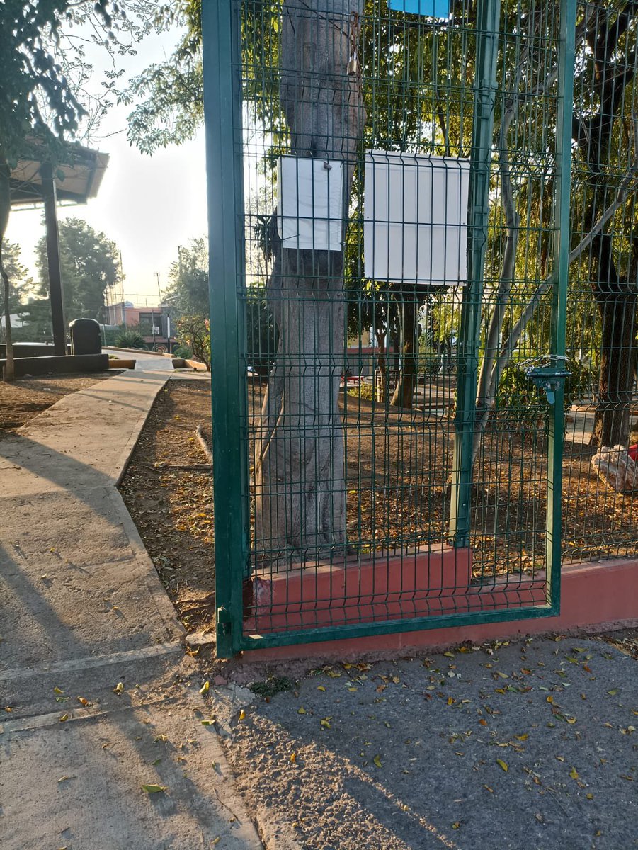 Boulevares NAUCALPAN con puertas abiertas y encadenadas por los policías y la presidenta de Copasi Boulevares con peligro para niños y mascotas sin el consentimiento de la mayoría de los vecinos!!! No respetan el horario, cierran a las 8pm <a href="/angiemoyam/">Angélica Moya</a>  <a href="/PoliciaNau/">Policía Municipal de Naucalpan</a>  <a href="/GobNau/">Ciudad Naucalpan / Gobierno Municipal 2025-2027.</a>