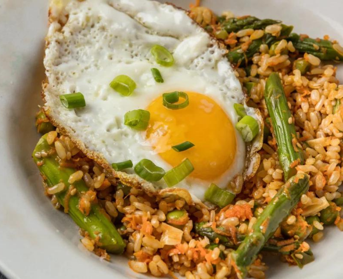 Ellie_Krieger's tweet photo. This Sesame #FriedRice is brimming with colorful #springvegetables — asparagus, peas and carrots — that are stir-fried with scallion, ginger, garlic, soy and sesame seeds then topped w/ a just fried egg. Easy. Fast. Tasty. Perfect. https://t.co/CRwUpw9XFC #skilletmeal #wholegrain https://t.co/ll6aL3q6h6