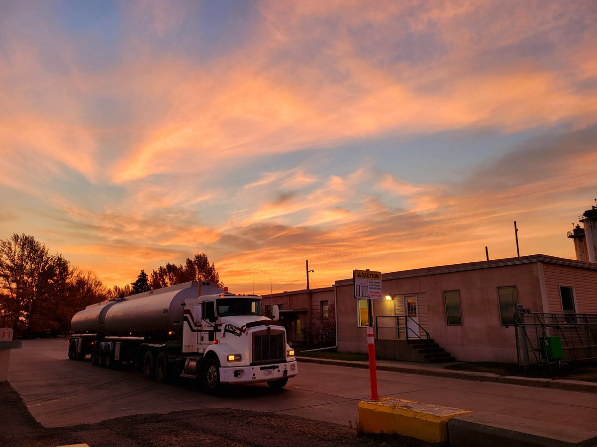 🌟 Sunsets and Trucks, A Perfect Combination! 🌟
#SunsetSkies #TruckLife #BeautyOfTheRoad #AdventureAwaits #EmbraceTheMoment