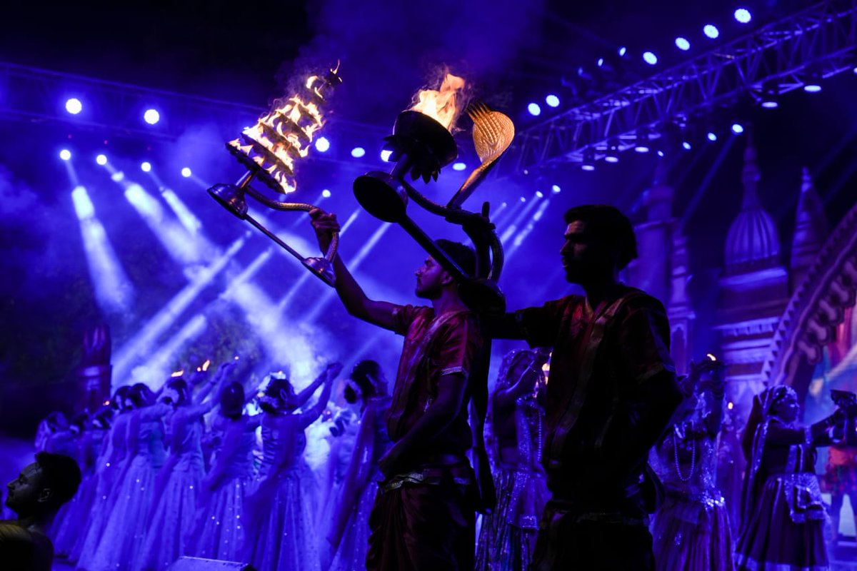 upculturedept's tweet image. &quot;काश्यां हि काशते काशी काशी सर्वप्रकाशिका।
सा काशी विदिता येन तेन प्राप्ताहि काशिका।।&quot;

आत्मज्ञान के प्रकाश से जगमगाती काशी को एवं संस्कृति विभाग उत्तर प्रदेश के लोक कलाकारों की कलाओं को आज दुनियाँ देख रही है।

@g20org

#G20India #G20Varanasi #Kashi #ganga #NamamiGange