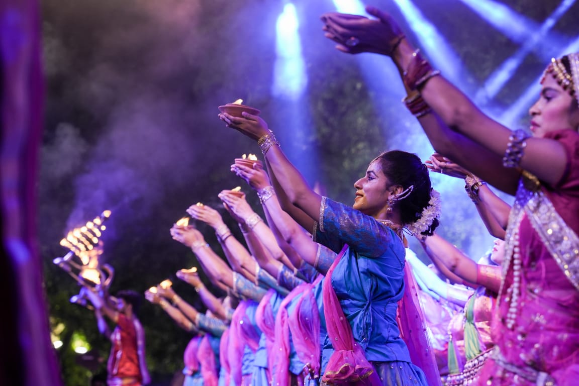 upculturedept's tweet image. &quot;काश्यां हि काशते काशी काशी सर्वप्रकाशिका।
सा काशी विदिता येन तेन प्राप्ताहि काशिका।।&quot;

आत्मज्ञान के प्रकाश से जगमगाती काशी को एवं संस्कृति विभाग उत्तर प्रदेश के लोक कलाकारों की कलाओं को आज दुनियाँ देख रही है।

@g20org

#G20India #G20Varanasi #Kashi #ganga #NamamiGange