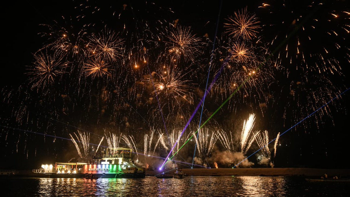 upculturedept's tweet image. &quot;काश्यां हि काशते काशी काशी सर्वप्रकाशिका।
सा काशी विदिता येन तेन प्राप्ताहि काशिका।।&quot;

आत्मज्ञान के प्रकाश से जगमगाती काशी को एवं संस्कृति विभाग उत्तर प्रदेश के लोक कलाकारों की कलाओं को आज दुनियाँ देख रही है।

@g20org

#G20India #G20Varanasi #Kashi #ganga #NamamiGange