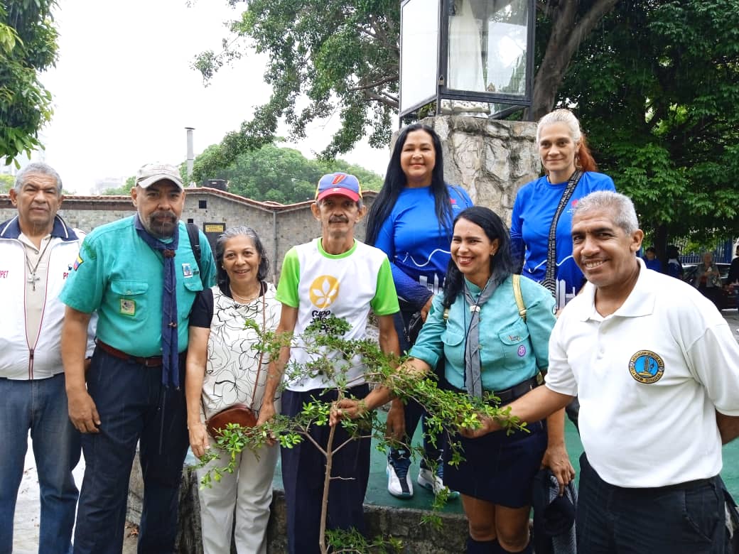 UrbanoCcs's tweet photo. #Entérate 🗞 - Siembra de árboles en la parroquia San Pedro, con motivo al aniversario de la U.E.B Salías, conjuntamente con el Grupo Scout Roraima, CoD Humanos, Grupo Ecológico de San Pedro y la Alcaldía de Caracas. 🌳

@gestionperfecta 
@AlcaldiaDCcs 

#IránYVenezuelaUnidas https://t.co/XFgBgPzCuL