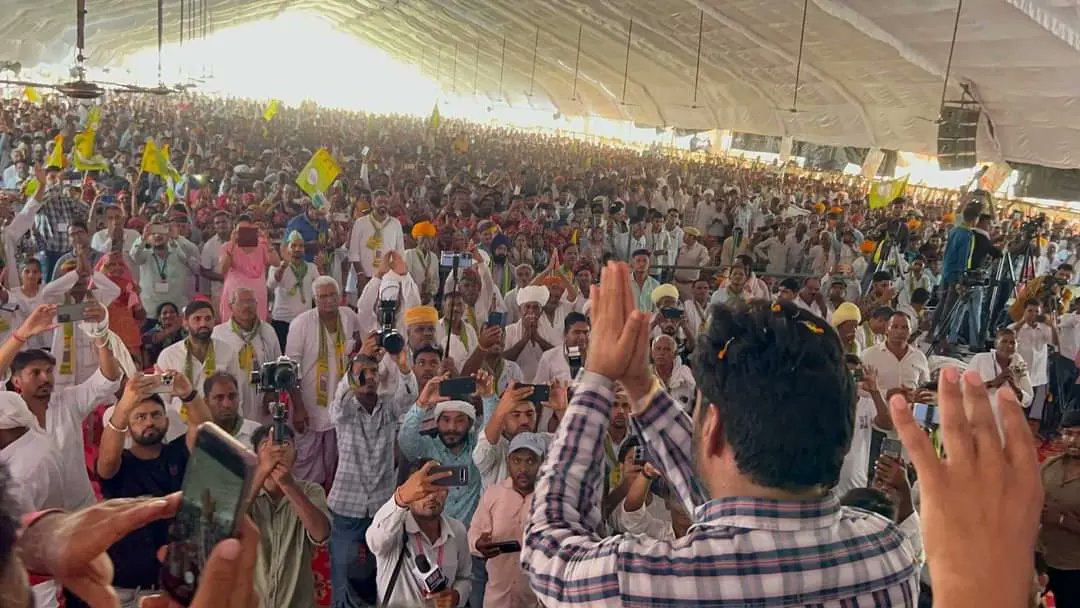 RLPINDIAorg's tweet photo. आज नागौर जिले के रियां बड़ी उपखंड में @RLPINDIAorg सुप्रीमों व नागौर सांसद श्री @hanumanbeniwal जी के नेतृत्व में बजरी माफिया के खिलाफ हल्ला बोल कार्यक्रम में स्थानीय लोगो का इतनी बड़ी संख्या में अपना आशिर्वाद और अपनत्व देने के लिए आत्मीय नमन 🙏

#HanumanBeniwal #HallaBol #RLP https://t.co/qX6D0sVJsQ