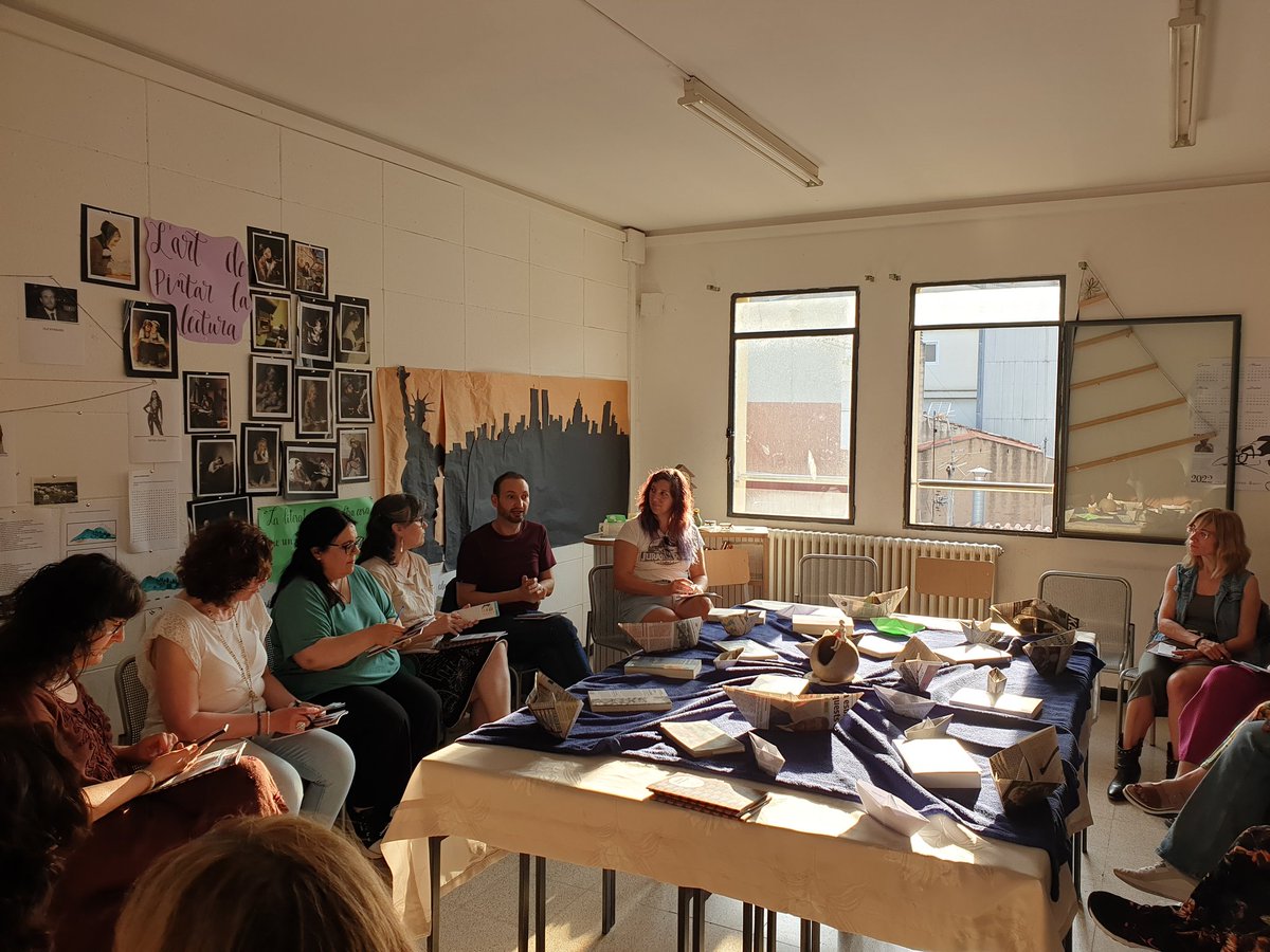 elquellegim's tweet photo. "Quan has llegit @Ed_Periscopi no ets allà mateix on eres" diu @AniolRafel 
I això és el que ens agrada de les lectures que fem al club, que ens remoguin i no ens deixin indiferents. https://t.co/1QplnTTIju