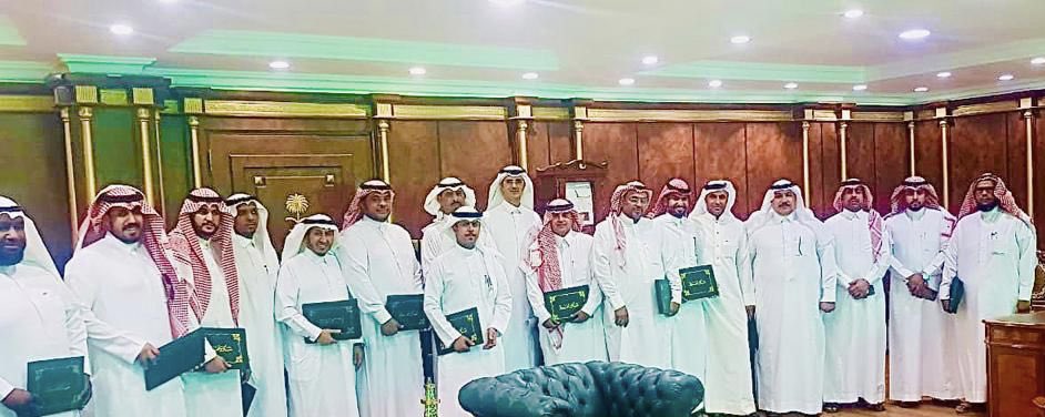 moe_tbk's tweet image. كرم المساعد للشؤون المدرسية المدارس الفائزة في مسابقة الريادة في التجهيزات المدرسية مهنئا الجميع، كما أشاد بجهود الموجهين والموجهات الصحيين في مدارس المنطقة المثمرة في تنفيذ ومتابعة برامج الصحة المدرسية والعناية بالأبناء الطلبة….