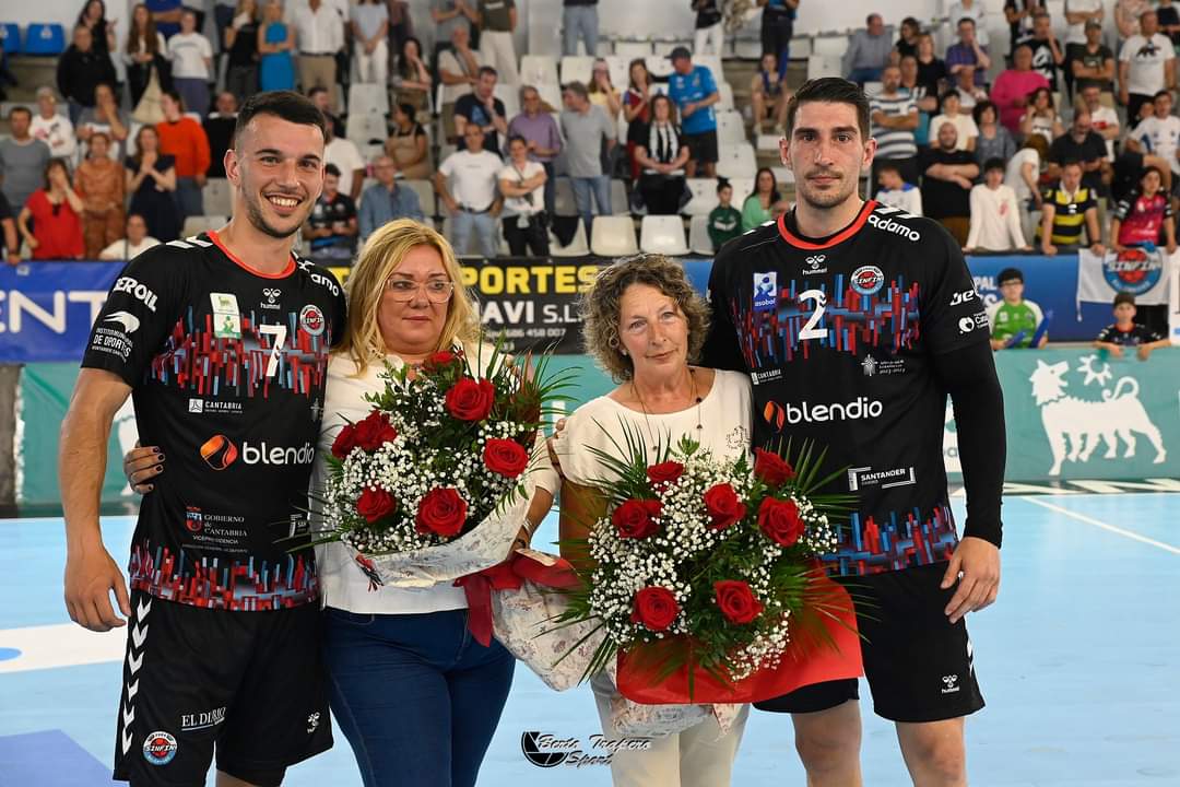 Esta foto define muy bien lo que somos,una gran familia!!! Para mi un ejemplo de honestidad ,todo mi agradecimiento!!!