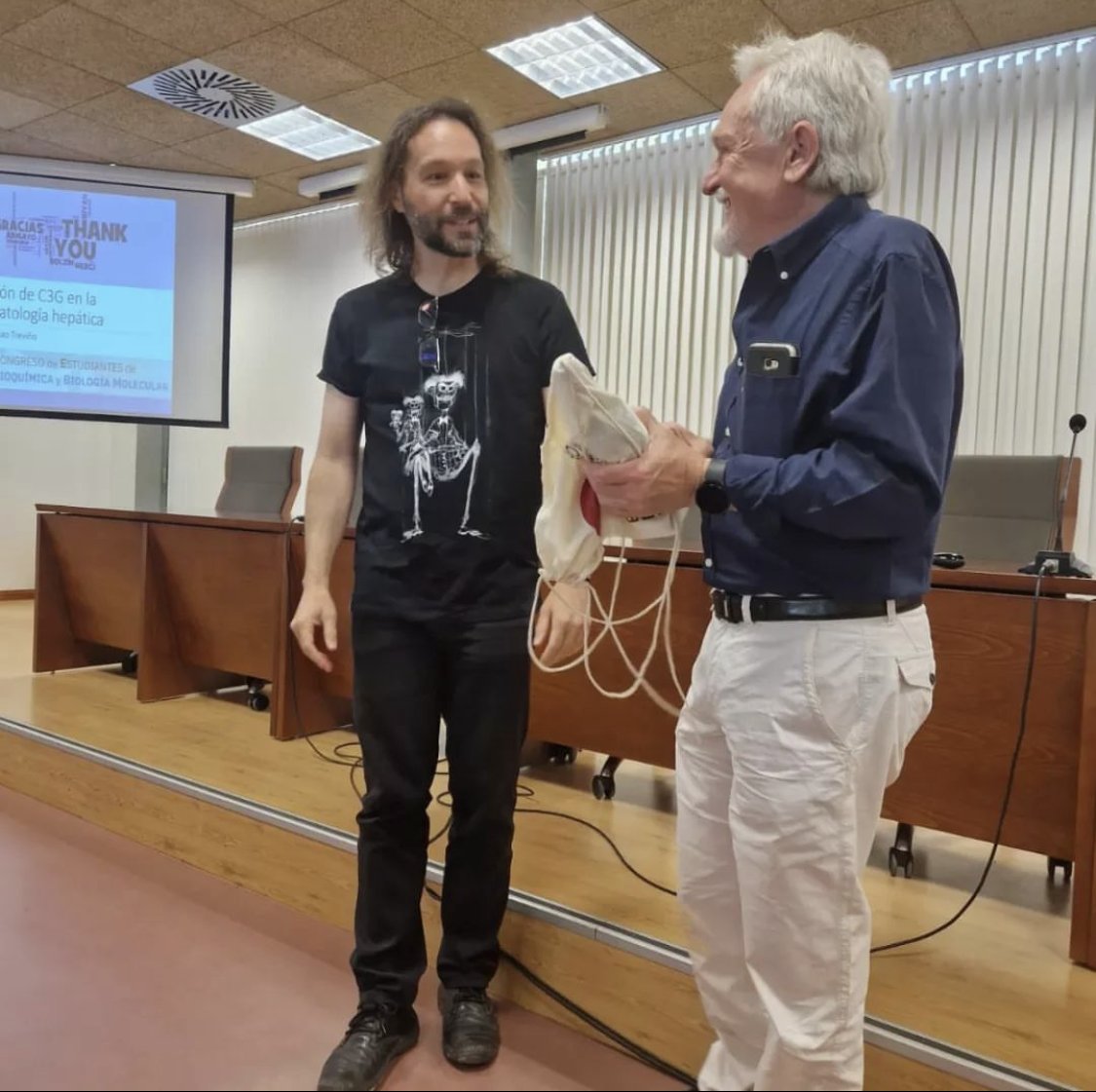 BBM_UCM's tweet image. Hoy lunes hemos tenido la primera sesión del congreso anual de estudiantes de #BBM_UCM, tras la inauguración por parte de la dirección y el vídeo promocional de la SEBBM, Julián Perera, profesor ya jubilado del departamento, nos ha deleitado con una charla muy animada y didáctica