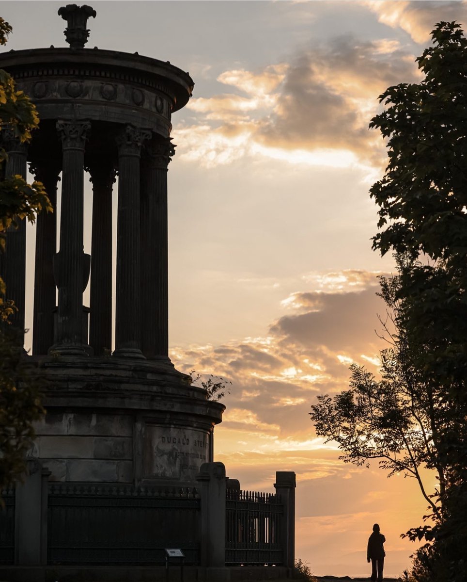 edinburgh's tweet photo. When the sun begins to set on a warm summer evening in Edinburgh, you can't help but be captivated by the golden light that fills the air💛 

📍 Edinburgh
📸 IG/therollinson

#edinphoto #ForeverEdinburgh https://t.co/DgKKpQoLBz