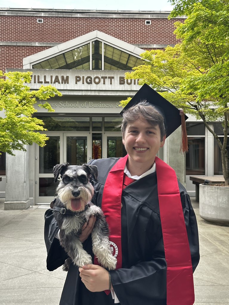 EveBCarlson's tweet photo. #seattleugrad Congrats to our dear Ben Carlson https://t.co/w3dxhaoHnD