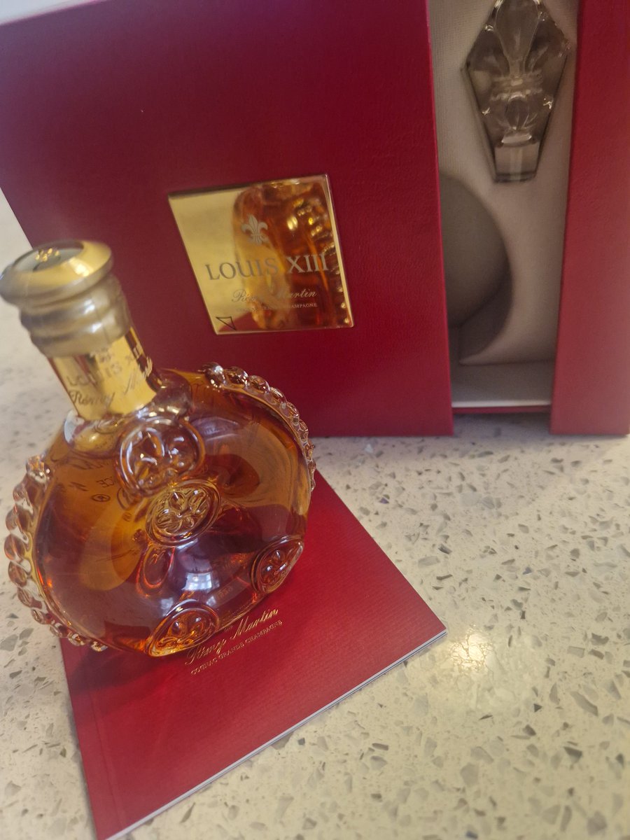 meetadacroft's tweet image. How cute is this early birthday present 😍 
Thank you S, very lucky to have such wonderful people in my life, my favourite Tipple by far ❤️ 

#LouisXIII #mastersofmalt