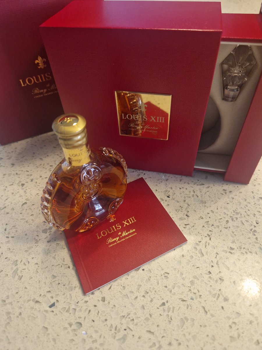 meetadacroft's tweet image. How cute is this early birthday present 😍 
Thank you S, very lucky to have such wonderful people in my life, my favourite Tipple by far ❤️ 

#LouisXIII #mastersofmalt