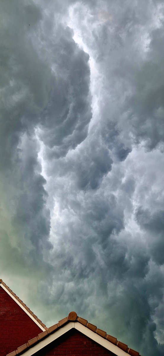 Tim__Jackson's tweet photo. Storm above Bishops Cleeve 😳
@GlosLiveOnline https://t.co/JderSc1P2C