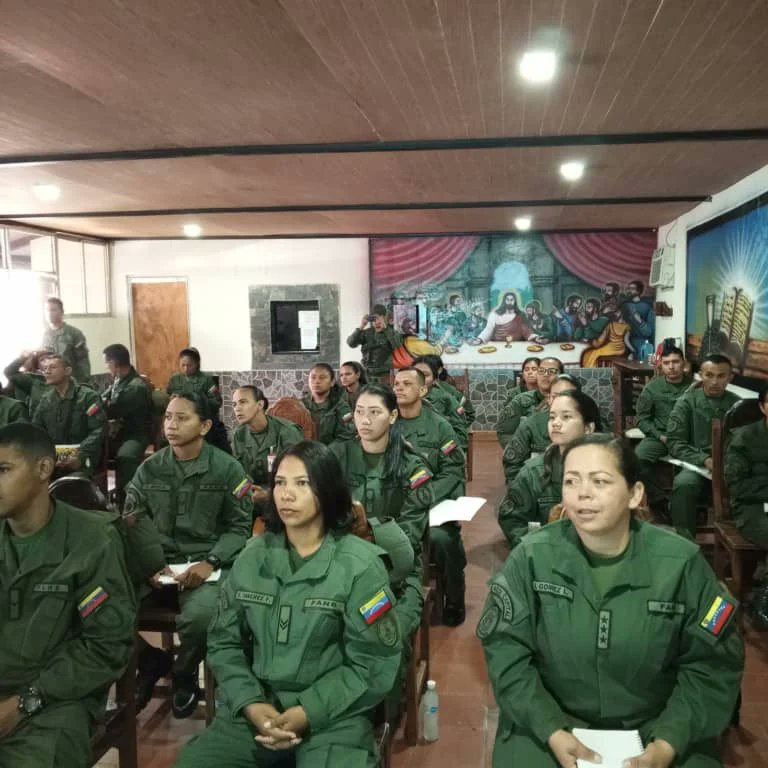 Cumpliendo instrucciones del M/G @LopezvargasR, realizamos un conversatorio acerca del uso indebido de las drogas y consecuencias, a militares y alistados del Centro de Recepción Registro y Control de Suministro de Bienes Públicos del Ejército Fuerte Tiuna. Prevenir es la clave🇻🇪