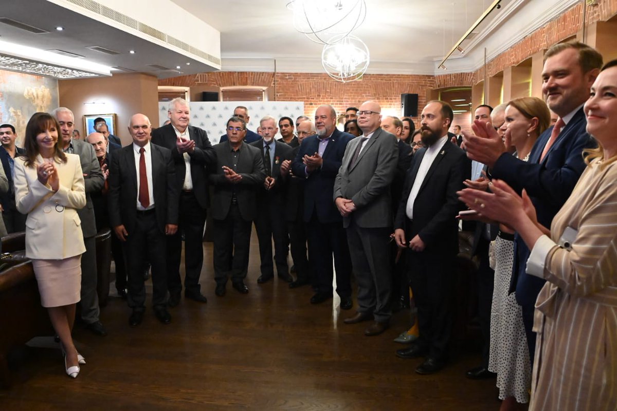 GobiernoCuba's tweet photo. Como colofón de la jornada de este lunes en la capital moscovita, el Primer Ministro, @MMarreroCruz, sostuvo un encuentro con el Movimiento de Solidaridad con #Cuba🇨🇺 en Rusia. De hermandad a prueba del tiempo y consolidación de las relaciones se habló en la Casa de Latinoamérica https://t.co/sd3v98wcho