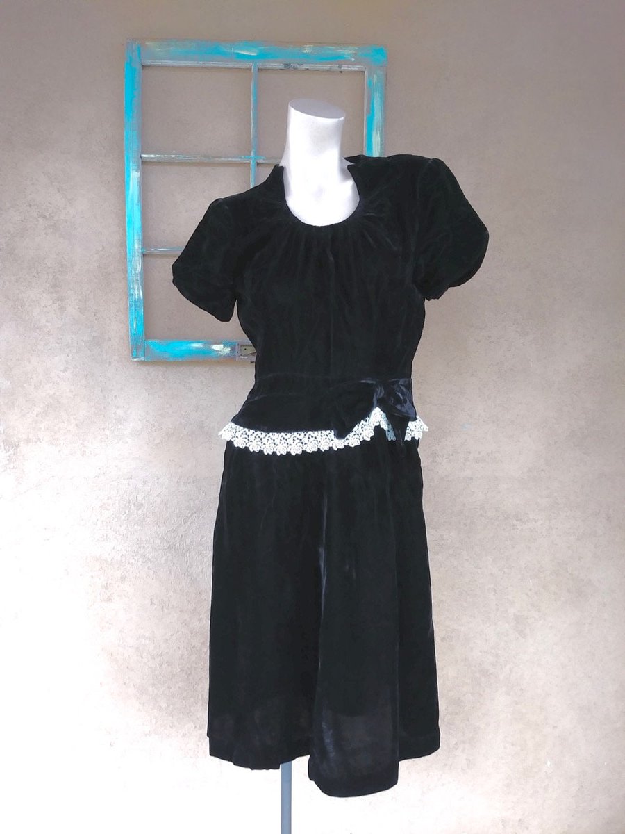 Vintage 1940s Black Velvet Peplum Dress Sz S B34 #BiasCut #BlackVelvet 
$100.00
➤ etsy.com/listing/688704…