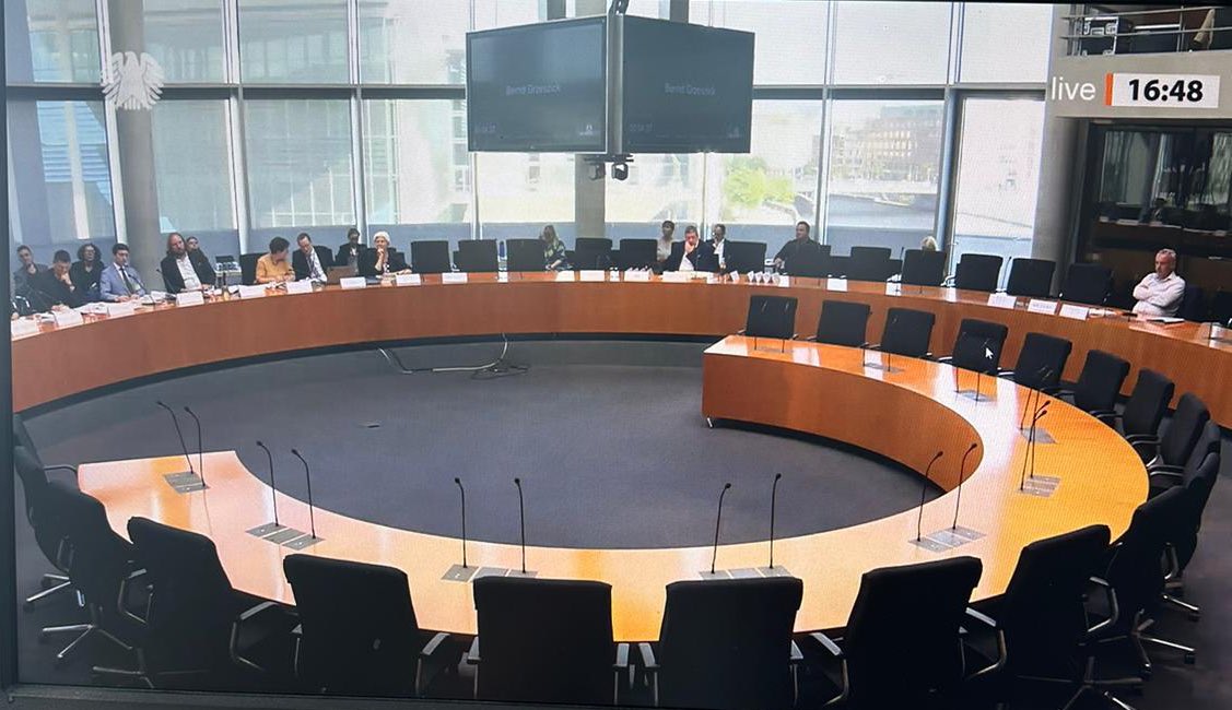 Gähnende Leere: Dieses Meeting winkt die 2%-Hürde weiter durch die Prozesse des Bundestags.

Es macht mich traurig, wie wenige der gewählten Vertreter die Integrität der Demokratie noch als wichtig ansehen.

Das Motto: Wir haben die Macht, da darf man schon am eigenen Ast sägen..