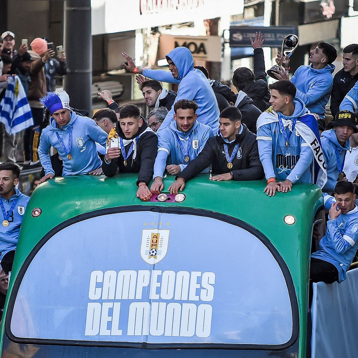 brfootball's tweet image. Uruguay showed up to welcome home their U20 World Cup champions 🇺🇾