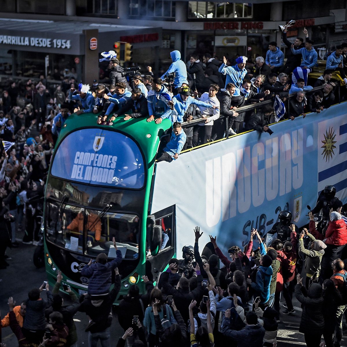 brfootball's tweet image. Uruguay showed up to welcome home their U20 World Cup champions 🇺🇾