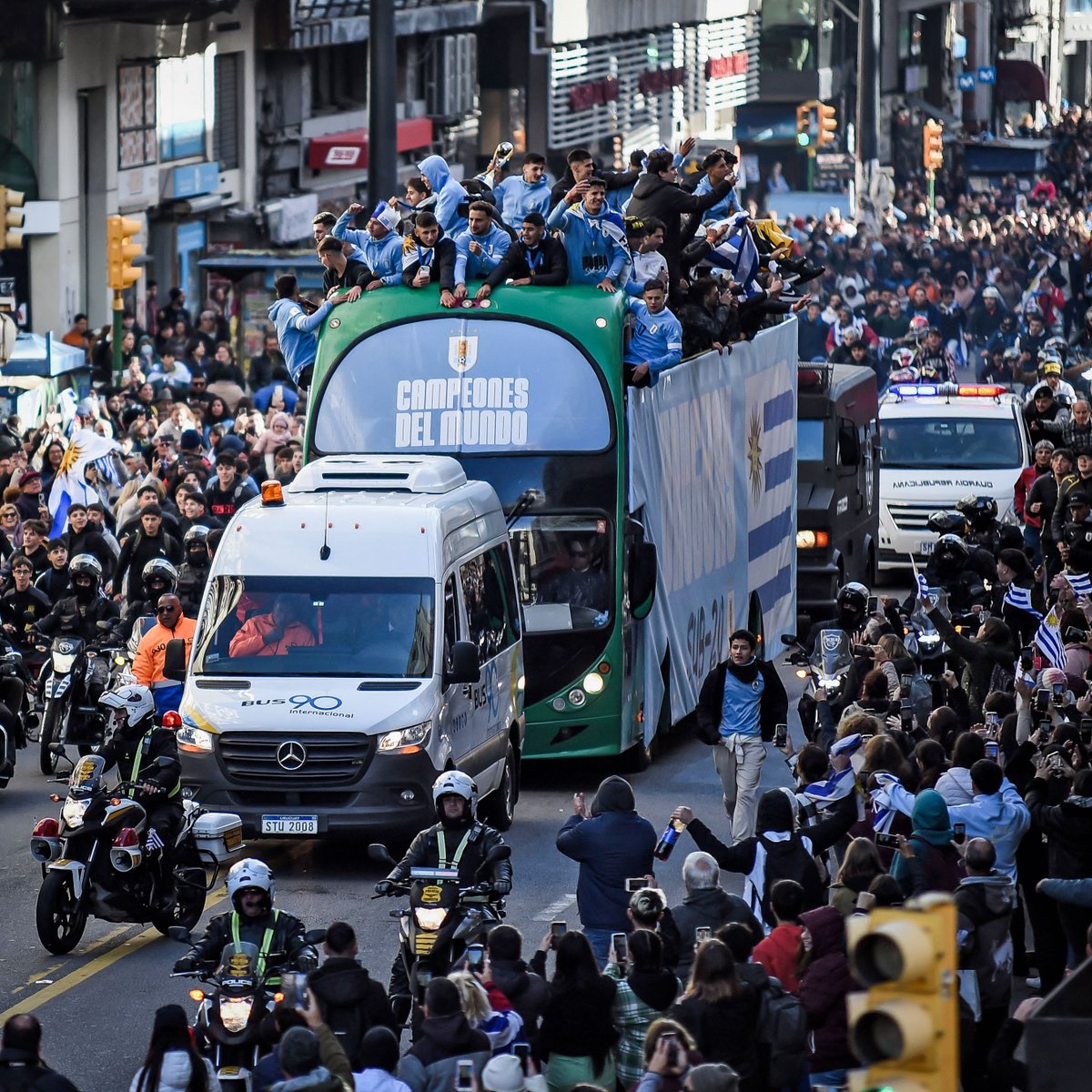 brfootball's tweet image. Uruguay showed up to welcome home their U20 World Cup champions 🇺🇾