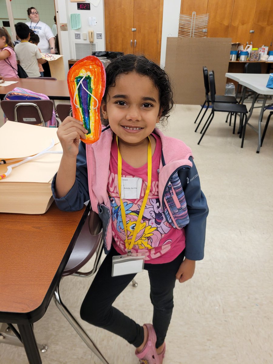 CEColeArt's tweet photo. Starting the summer off on the right foot with our flip flop designs! Love these summer style kids and their creations. #msdsummerstyle https://t.co/yxFonrNpNn