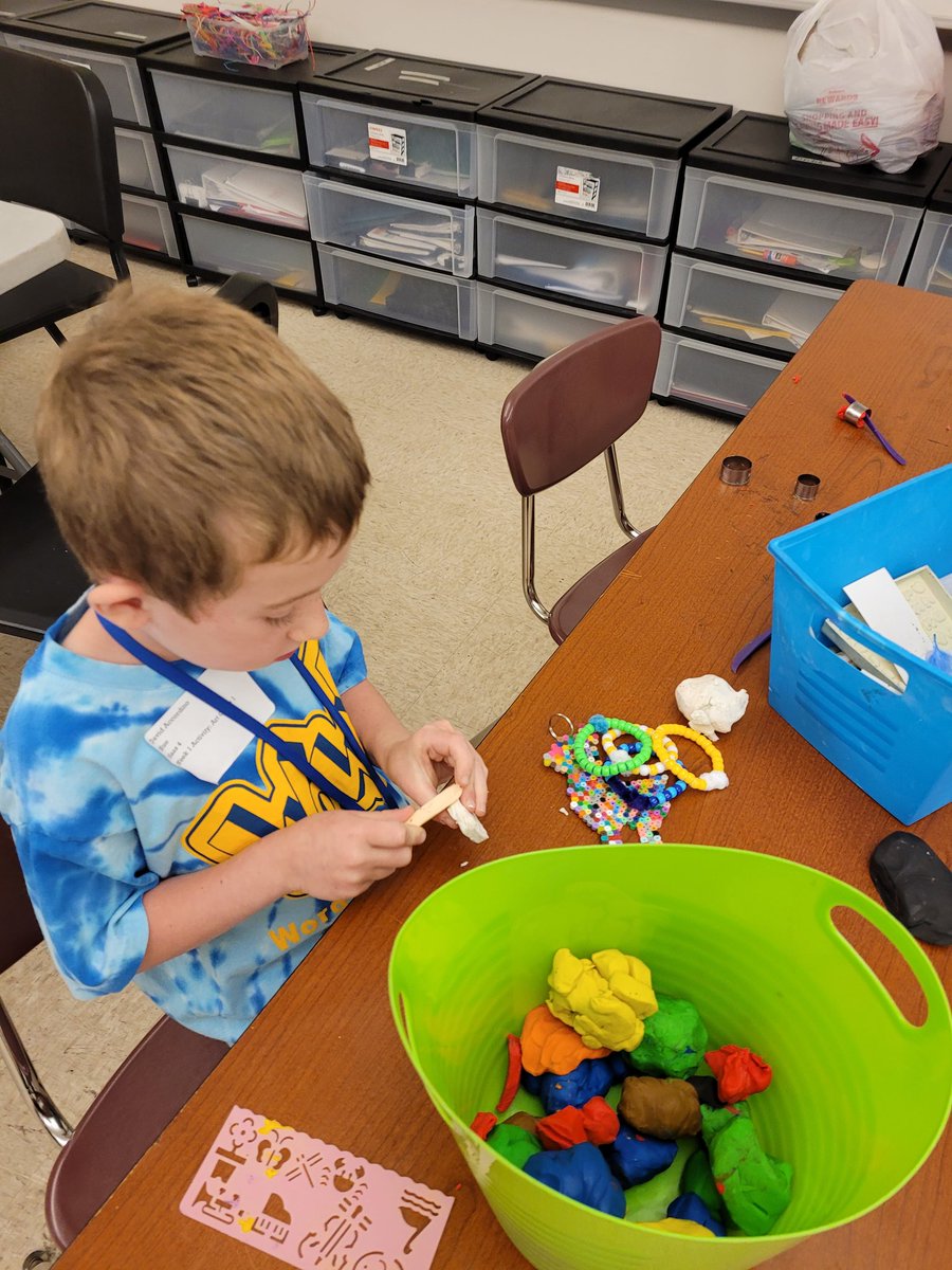 CEColeArt's tweet photo. Starting the summer off on the right foot with our flip flop designs! Love these summer style kids and their creations. #msdsummerstyle https://t.co/yxFonrNpNn