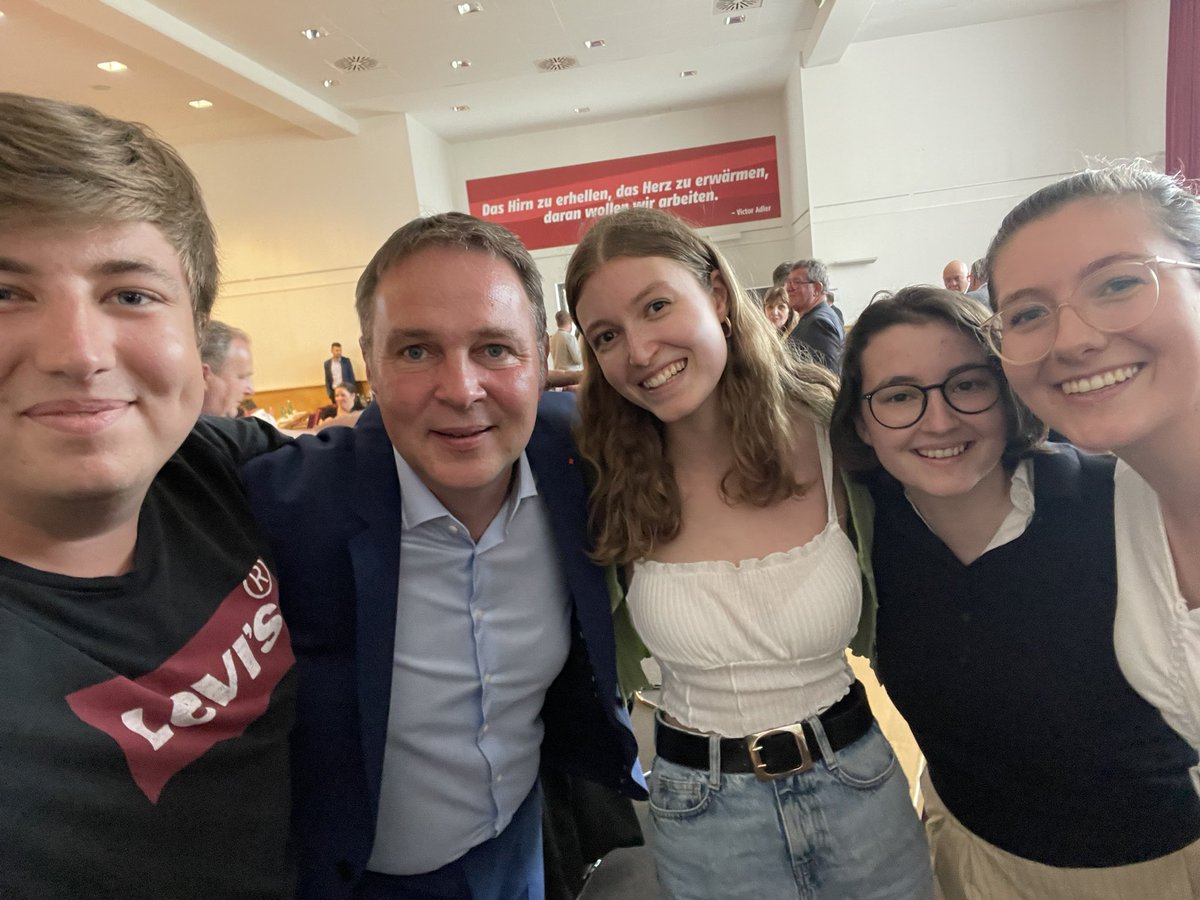 Wir sind die, die aus Träumen Wirklichkeit machen! <a href="/AndiBabler/">Andi Babler</a> 

Freundschaft ✊🌹#Vorwärts