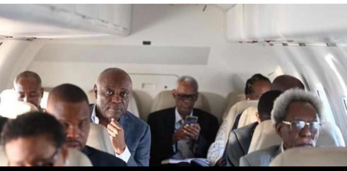 Moral foto sa,tout aktè politik Ayisyen yo dakò monte nan menm avyon pou ale Jamayik, kote Avyon an ka krach, tout mouri ansanm. Poutan yo refize diskite antre  yo Ayiti an tout sekirite.
Sak anpeche nou fèmen yon kote poun pale, joure, batay si siposib epi soti ak yon solisyon?