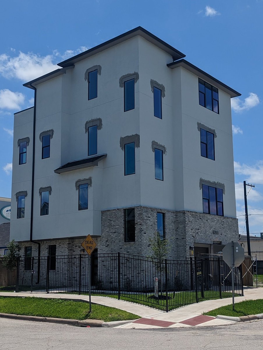MurphyJ's tweet image. Took this photo of this Houston townhome because they have redone the stucco above every window. They probably left out flashing. The more I look at this, the worse it gets.